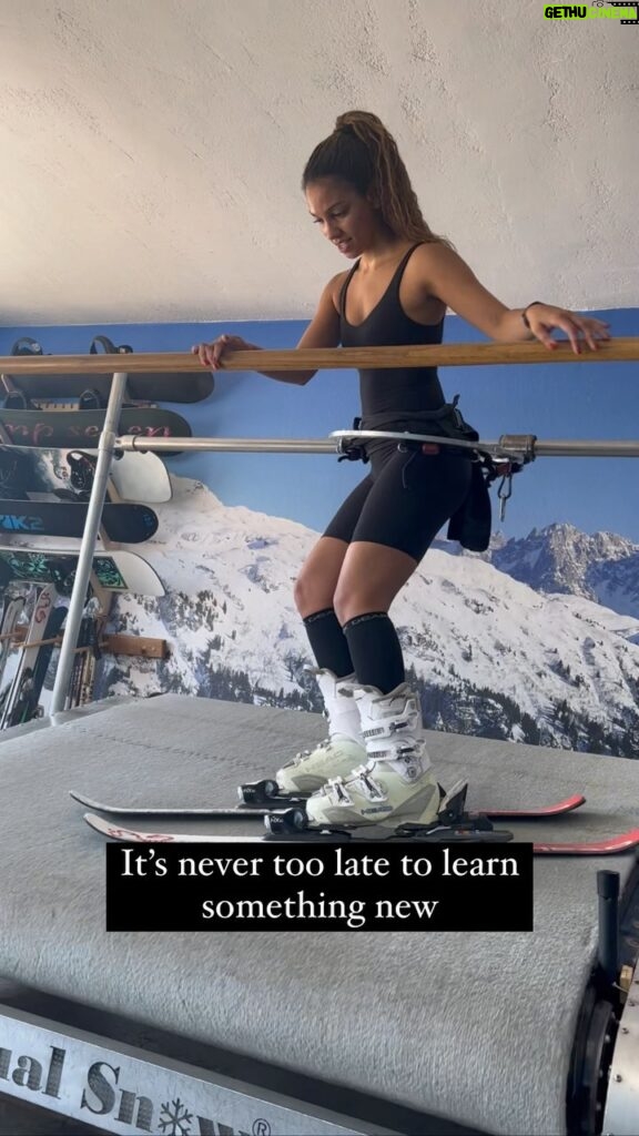 Corinne Foxx Instagram - always wanted to learn how to ski, so I did 🤷🏽‍♀️⛷️💕 thanks @virtualsnowla for the best *virtual* lessons 🙏🏽 #skiing #skilessons #mammoth