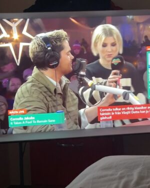 Cornelia Jakobs Instagram - @musikhjalpen pt 2 

In å sprätta pengar till dom som behöver! Min tävling slutar om 4h!?!?!!! 🔥🔥🔥