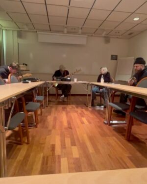 Cornelia Jakobs Instagram - @musikhjalpen pt 2 

In å sprätta pengar till dom som behöver! Min tävling slutar om 4h!?!?!!! 🔥🔥🔥