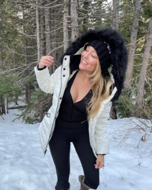 Cosondra Sjostrom Instagram - On my birthday I wanted to share my gratitude for all the amazing people in my life - Thank you! 🤍 I am happy to be a year wiser. This year has been interesting with ups and downs. However, I am starting to feel like myself again. I am looking forward to all the growth and change in my future. 🌱🤍💭 #grateful (I *might have time to write a longer post later but my travel/work schedule has been crazy) #birthday