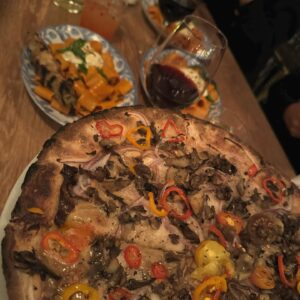 Cosondra Sjostrom Instagram - Chicago Vibes and Girl Tribes. 🤍

#chicagopizza #deepdishpizza #travelinspo #veganpizza