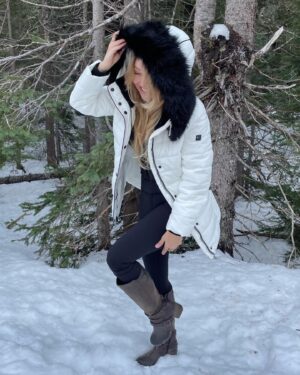 Cosondra Sjostrom Instagram - On my birthday I wanted to share my gratitude for all the amazing people in my life - Thank you! 🤍 I am happy to be a year wiser. This year has been interesting with ups and downs. However, I am starting to feel like myself again. I am looking forward to all the growth and change in my future. 🌱🤍💭 #grateful (I *might have time to write a longer post later but my travel/work schedule has been crazy) #birthday