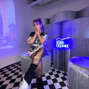 Courtney Nelson Instagram - Sorry I’ve been MIA, sleep deprived but I’ve been having the time of my life with @antisocialcamp ✨👀

Sad it’s almost over but SO excited to keep connecting with everyone I met & hear the final creations of what I’ve made here! 

NYC I love you 💕 

#nyc #antisocialsocialclub #antisocialcamp #songwriting #music #musician #fyp