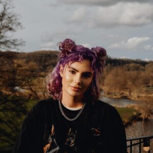 Courtney Nelson Instagram - Another day of making hit songs in the most beautiful place I’ve ever been to @durbuymusic 🎶

Photo: @borisiwanow 

#belgium🇧🇪 #durbuy #songwriter #popsongs #music #newmusic #fyp