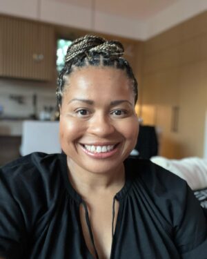 Courtney Kemp Agboh Instagram - Thanks so much for my strike braids @theglamdiaryy 

India, you are a genius!!!!

#braids #braidlife #wgastrike