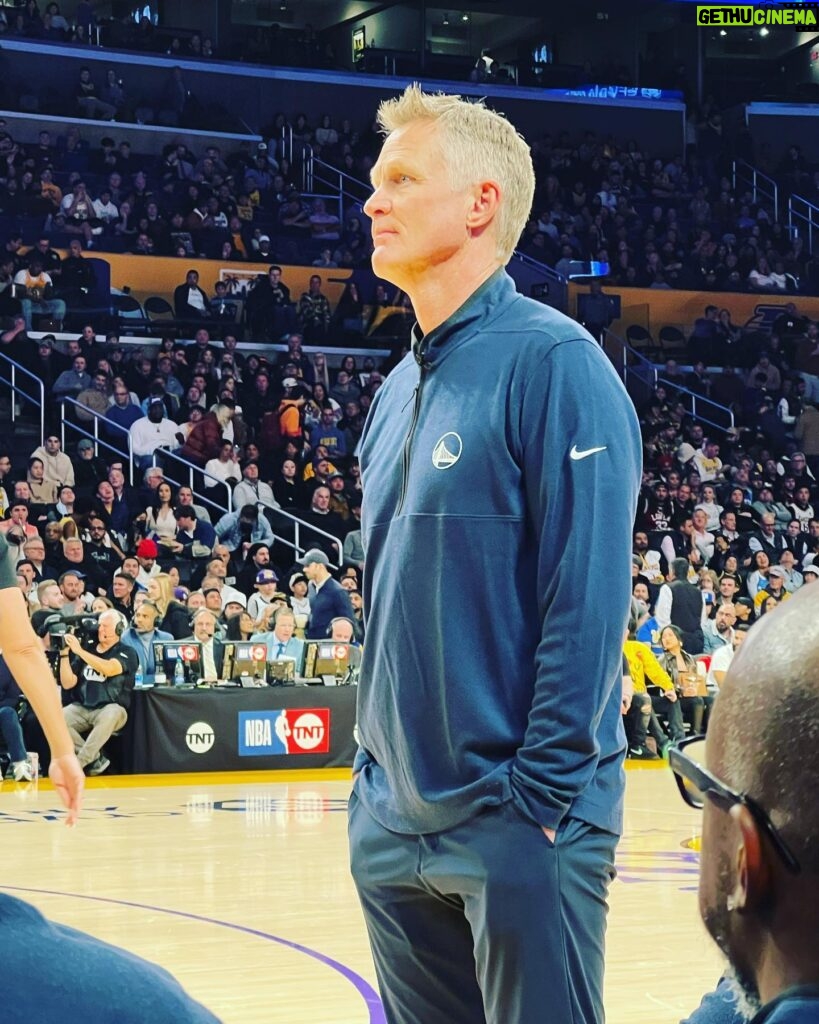 Courtney Kemp Agboh Instagram - Yes I got to see @stephencurry30 up close and I had the great privilege to see @kingjames play tonight, but I fangirled out when I saw @_stevekerr_ Such a huge part of my childhood watching him sink a three when he wore @chicagobulls red… my dad’s favorite team. I guess this post is more about my dad than about Steve Kerr, and the memories that seeing a legend can bring forward in one’s mind. We talked today in my writers’ room about childlike wonder, and how we get it back as adults— even for a moment. I had it tonight. Thank you @theblackscorsese for a wonderful night 🤍