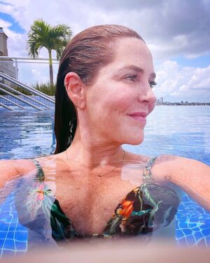 Cris Carvalho Instagram - “Essa menina anda com a CABEÇA NAS NUVENS…” 😎🌤️👙

#vivendoavida #nasnuvens #veraobrasileiro #atépareceférias #recarregandoenergias