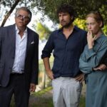 Cristiana Capotondi Instagram - Noi tre fratelli, che come ci metti ci metti, stiamo bene a litigare assieme sin da bimbi. Nella nostra casa d’infanzia sul mare per qualcuno, Davide la pecora nera della famiglia, il tempo s’è fermato a qualche soldino racimolato affittando camere. Ma noi, Renzo e io, fratelli di successo siamo costretti a tornarci in quella casa dopo tanti tanti anni e…vabbè dai che Succede anche nelle migliori famiglie. GRAZIEEEEE miei fratelli @alessandrosianiofficial @dino.abbrescia ho passato un’estate splendida grazie a voi! Antonio Catania, Anna Galiena, Sergio Friscia, Euridice Axen, Silvia Mazzieri vi voglio bene ❤️ E poi la nostra troupe con il signor Tani su tutti che dopo 16 anni con la galanteria che si impara alla scuola dei direttori della fotografia mi ha fatta ancora carina Il film è nelle sale da ieri, andate, andate, andate 🙏🏻