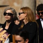 Cristiana Capotondi Instagram - Noi tre fratelli, che come ci metti ci metti, stiamo bene a litigare assieme sin da bimbi. Nella nostra casa d’infanzia sul mare per qualcuno, Davide la pecora nera della famiglia, il tempo s’è fermato a qualche soldino racimolato affittando camere. Ma noi, Renzo e io, fratelli di successo siamo costretti a tornarci in quella casa dopo tanti tanti anni e…vabbè dai che Succede anche nelle migliori famiglie. GRAZIEEEEE miei fratelli @alessandrosianiofficial @dino.abbrescia ho passato un’estate splendida grazie a voi! Antonio Catania, Anna Galiena, Sergio Friscia, Euridice Axen, Silvia Mazzieri vi voglio bene ❤️ E poi la nostra troupe con il signor Tani su tutti che dopo 16 anni con la galanteria che si impara alla scuola dei direttori della fotografia mi ha fatta ancora carina Il film è nelle sale da ieri, andate, andate, andate 🙏🏻