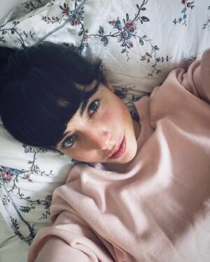 Cristina Rodlo Instagram - Sunday 🥸
Domingo 🤓
#resting #descansomerecido #nosequeponer 🤦🏻‍♀️