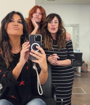 Cristina Saavedra Instagram - Hemos vueltooooo…. Y a lo grande! A por otro año con muchas más risas 💫 Mis chicas @cristin_makeup 💄 y @lamial8 💇🏽‍♀️❤️❤️