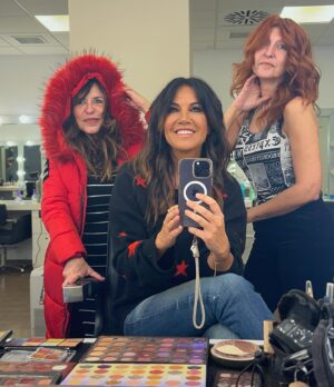 Cristina Saavedra Instagram - Hemos vueltooooo…. Y a lo grande! A por otro año con muchas más risas 💫 Mis chicas @cristin_makeup 💄 y @lamial8 💇🏽‍♀️❤️❤️