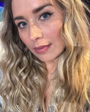 Cristina Boscá Instagram - ¡Vaya semana!

Éxito en @40andaya y @los40spain con los resultados del EGM… 🥹 No puedo ser más feliz ni sentir más orgullo por el equipo que tengo! 🤩

Sesión de fotos, promo y ensayos para este nuevo proyecto ilusionante y emocionante que está renovando en mí sensaciones que echaba de menos. 

“Los vecinos de la casa de al lado” en Mi tele plus! Que llega ya el lunes a las 21!

Un proyecto que me está llevando a conocer a profesionales admirables de los que intento aprender cada segundo que paso con ellos! Pero lo más importante, que me están dando un apoyo brutal. No puede ser mejor la experiencia que estoy viviendo en este nuevo reto!

Y ya estoy mejor del estómago! 😅🦠🥳🥳🥳