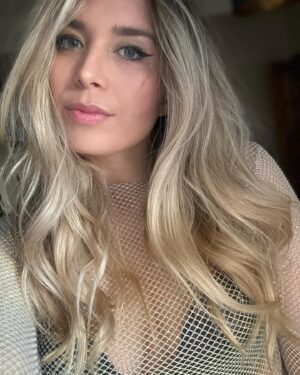 Cristina Boscá Instagram - Lo de la Preparty de #los40primaverapop (Es ya este viernes ya!) @los40spain 

1. Cuando saco el látigo para que me hagan fotos. 🤭

2. Súper luz a través del espejo antes de salir de casa.

3. Súper lindos 🫠

4. Lo más bonito que verás hoy. 🤡

5. Súper lindas. 😻

6. Mi DJ favorito 🤩 @oscarmartinezdj 

7. Haciéndome más selfies aprovechando que me había salido un eye liner increíble! 🤗