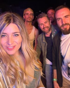 Cristina Boscá Instagram - Lo de la Preparty de #los40primaverapop (Es ya este viernes ya!) @los40spain 

1. Cuando saco el látigo para que me hagan fotos. 🤭

2. Súper luz a través del espejo antes de salir de casa.

3. Súper lindos 🫠

4. Lo más bonito que verás hoy. 🤡

5. Súper lindas. 😻

6. Mi DJ favorito 🤩 @oscarmartinezdj 

7. Haciéndome más selfies aprovechando que me había salido un eye liner increíble! 🤗