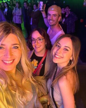 Cristina Boscá Instagram - Lo de la Preparty de #los40primaverapop (Es ya este viernes ya!) @los40spain 

1. Cuando saco el látigo para que me hagan fotos. 🤭

2. Súper luz a través del espejo antes de salir de casa.

3. Súper lindos 🫠

4. Lo más bonito que verás hoy. 🤡

5. Súper lindas. 😻

6. Mi DJ favorito 🤩 @oscarmartinezdj 

7. Haciéndome más selfies aprovechando que me había salido un eye liner increíble! 🤗
