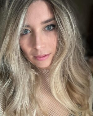 Cristina Boscá Instagram - Lo de la Preparty de #los40primaverapop (Es ya este viernes ya!) @los40spain 

1. Cuando saco el látigo para que me hagan fotos. 🤭

2. Súper luz a través del espejo antes de salir de casa.

3. Súper lindos 🫠

4. Lo más bonito que verás hoy. 🤡

5. Súper lindas. 😻

6. Mi DJ favorito 🤩 @oscarmartinezdj 

7. Haciéndome más selfies aprovechando que me había salido un eye liner increíble! 🤗