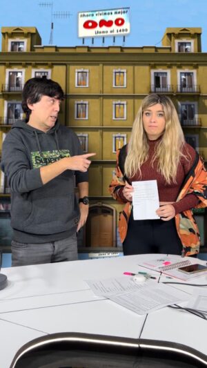 Cristina Boscá Instagram - LA NOTA que la vecina de @cristinabosca le ha dejado PEGADA A LA PUERTA 👀🤭
👉🏽¿qué opinas? ¿Te ha pasado algo parecido? 
#andaya #los40 #aquinohayquienviva #anhqv #vecinos