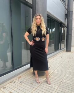 Cristina Boscá Instagram - A las 21 arranca una nueva gala de @vecinosmitele en @miteleonline y va a ser brutal!!! 💥 Vestido @sandroparis Sandalias @exeshoes_spain Maquillaje @osmany_makeup Peluquería @lauraglenzo_artist 😍 @pepa.carmona @mayte1969 ♥️👏