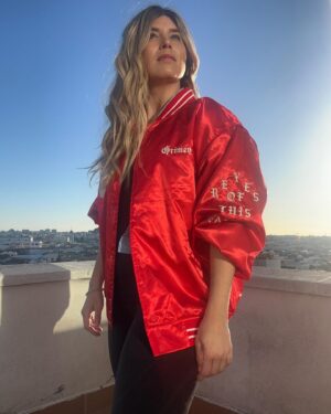 Cristina Boscá Instagram - ¡Vaya semana!

Éxito en @40andaya y @los40spain con los resultados del EGM… 🥹 No puedo ser más feliz ni sentir más orgullo por el equipo que tengo! 🤩

Sesión de fotos, promo y ensayos para este nuevo proyecto ilusionante y emocionante que está renovando en mí sensaciones que echaba de menos. 

“Los vecinos de la casa de al lado” en Mi tele plus! Que llega ya el lunes a las 21!

Un proyecto que me está llevando a conocer a profesionales admirables de los que intento aprender cada segundo que paso con ellos! Pero lo más importante, que me están dando un apoyo brutal. No puede ser mejor la experiencia que estoy viviendo en este nuevo reto!

Y ya estoy mejor del estómago! 😅🦠🥳🥳🥳