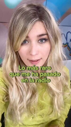 Cristina Boscá Instagram - Lo más raro que me ha pasado haciendo radio… 🫣😅😩

@40andaya @los40spain @elgallodelos40