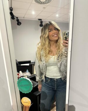 Cristina Boscá Instagram - ¡Vaya semana!

Éxito en @40andaya y @los40spain con los resultados del EGM… 🥹 No puedo ser más feliz ni sentir más orgullo por el equipo que tengo! 🤩

Sesión de fotos, promo y ensayos para este nuevo proyecto ilusionante y emocionante que está renovando en mí sensaciones que echaba de menos. 

“Los vecinos de la casa de al lado” en Mi tele plus! Que llega ya el lunes a las 21!

Un proyecto que me está llevando a conocer a profesionales admirables de los que intento aprender cada segundo que paso con ellos! Pero lo más importante, que me están dando un apoyo brutal. No puede ser mejor la experiencia que estoy viviendo en este nuevo reto!

Y ya estoy mejor del estómago! 😅🦠🥳🥳🥳