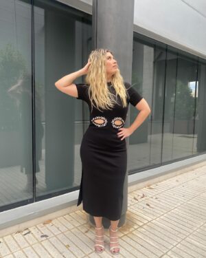 Cristina Boscá Instagram - A las 21 arranca una nueva gala de @vecinosmitele en @miteleonline y va a ser brutal!!! 💥 

Vestido @sandroparis 
Sandalias @exeshoes_spain 

Maquillaje @osmany_makeup 
Peluquería @lauraglenzo_artist 😍

@pepa.carmona @mayte1969 ♥️👏