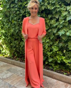 Cristina Pardo Instagram - A la boda de la que todo el mundo habla. El traje, precioso, es de @alejandrodemigueloficial. De las uvas al infinito. Y los pendientes, de @vanagloria_joyas. A disfrutar!