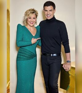 Cristina Pardo Instagram - Feliz año a todos!!! Gracias, @alejandrodemigueloficial, por hacer que me atreviera. Aunque era imposible negarse a tu vestido, tan bonito. Gracias a @danimateoagain por hacer de las uvas una noche tan divertida. Y gracias a @pincel22, porque no hay ojera que se le resista. Felicidad para todos!