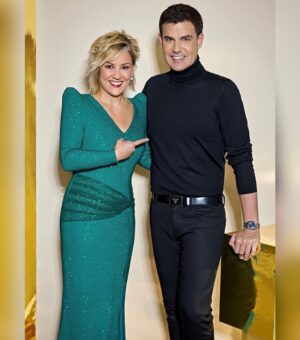 Cristina Pardo Instagram - Feliz año a todos!!!
Gracias, @alejandrodemigueloficial, por hacer que me atreviera. Aunque era imposible negarse a tu vestido, tan bonito. 
Gracias a @danimateoagain por hacer de las uvas una noche tan divertida.
Y gracias a @pincel22, porque no hay ojera que se le resista. 
Felicidad para todos!
