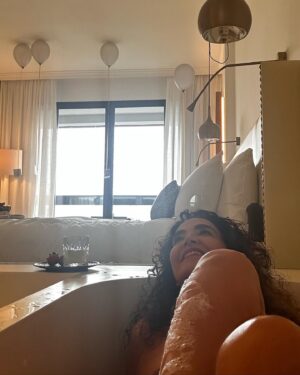 Cristina Rodríguez Torres Instagram - Llevo un día en el @hoteldonpepegm y me quiero quedar a vivir aquí!!!! 🙏 He llegado súper estresada y entre el personal del hotel y los tratamientos de @tachabeauty ya estoy relajadisima!!! 👏👏👏El pelo ondulado de la ultima foto me lo han hecho en @tachabeauty ❤️ Y es que es el 60 aniversario del HOTEL DON PEPE y el 30 aniversario de TACHA y para celebrarlo han creado un tratamiento de cuerpo y rostro que solo es para los clientes del Don Pepe. 👍Cuando he salido de dármelo creía que estaba en el paraíso!!! 😍por cierto, La novela que estoy leyendo me tiene atrapa, AVIADORA de @virllera_ 😍Que afortunada soy!!! Gracias @maribelverdu y @bellezaenvena por ser las más ideales del mundo ❤️❤️❤️❤️ @marina_verdu2 @verducarlota @aura_garrido @mirela_balic @nataliaverbeke