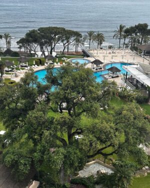 Cristina Rodríguez Torres Instagram - Llevo un día en el @hoteldonpepegm y me quiero quedar a vivir aquí!!!! 🙏 He llegado súper estresada y entre el personal del hotel y los tratamientos de @tachabeauty ya estoy relajadisima!!! 👏👏👏El pelo ondulado de la ultima foto me lo han hecho en @tachabeauty ❤️ Y es que es el 60 aniversario del HOTEL DON PEPE y el 30 aniversario de TACHA y para celebrarlo han creado un tratamiento de cuerpo y rostro que solo es para los clientes del Don Pepe. 👍Cuando he salido de dármelo creía que estaba en el paraíso!!! 😍por cierto, La novela que estoy leyendo me tiene atrapa, AVIADORA de @virllera_ 😍Que afortunada soy!!! Gracias @maribelverdu y @bellezaenvena por ser las más ideales del mundo ❤️❤️❤️❤️ @marina_verdu2 @verducarlota @aura_garrido @mirela_balic @nataliaverbeke