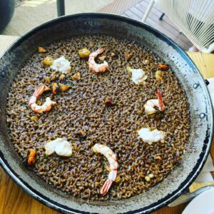 Cristina Rodríguez Torres Instagram - Me gustan mucho las playas de ciudad, sobre todo la de Bogatell👍 Me encanta sentir la multiculturalidad en cada rincón de Barcelona. Gente de distintas razas, nacionalidades, colores, religiones, juntas sin prejuicios y sin conflictos. Esta es la vida que quiero y el mundo que quiero.❤️ @lolacasademunt #barcelona #bogatell #playa #platja #cristira  #love