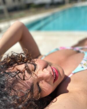 Cristina Rodríguez Torres Instagram - Sabéis que mi Maridito y yo no vivimos juntos, Y ahora se complica la ecuación: Maridito vive en Mallorca 🫣Aquí estoy, en su casita!!!! ❤️❤️En una de las fotos está nadando: mujer con hombre al fondo🙄 Y el amor es así, no tiene kilómetros que lo pare. Te amo Maridito😍 #mallorca