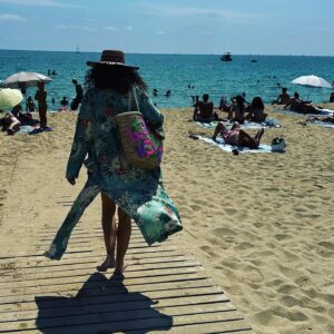 Cristina Rodríguez Torres Instagram - Me gustan mucho las playas de ciudad, sobre todo la de Bogatell👍 Me encanta sentir la multiculturalidad en cada rincón de Barcelona. Gente de distintas razas, nacionalidades, colores, religiones, juntas sin prejuicios y sin conflictos. Esta es la vida que quiero y el mundo que quiero.❤️ @lolacasademunt #barcelona #bogatell #playa #platja #cristira  #love