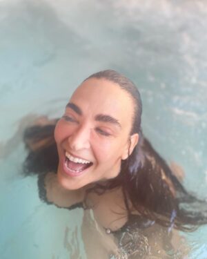 Cristina Rodríguez Torres Instagram - Este fin de semana toca NO HACER NADA DE NADA, solo disfrutar!!!! 😍#piscina #sol #cercademadrid #cristira #superlove #maridito #bikini
