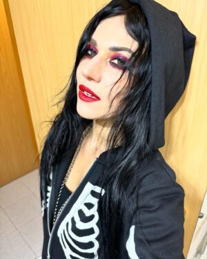 Cristina Scabbia Instagram - Sono un piccolo scheletro fuori dall’armadio, a mio agio nel metallo e fra le piume.

Larino, quant’é stato bello, rifacciamolo!