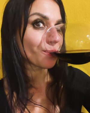 Cristina Scabbia Instagram - I Wanted to wish you all the best for these days, especially to the ones out there who are going through tough times.
Much love and Happy Holidays 🖤🎄