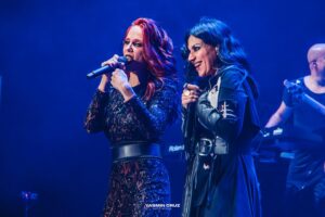 Cristina Scabbia Instagram - Meu amado Brasil,

esperei muito tempo por este momento, mas você esperou por nós.
Foi mágico nos reunirmos, amo muito vocês 🖤

obrigada @epicaofficial por me receber no palco com vocês, espero que tenham gostado do dueto com meh amada @simonesimons 

Você estava lá no show também?

THANK YOU @summerbreeze.brasil !