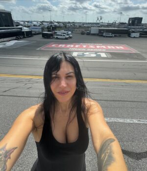 Cristina Scabbia Instagram - Today playing at @welcometorockville at the international @nascar speedway.
It is HOT outside but I missed you so much Florida 🖤

Guess the temperature down here 👇
