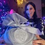Cristina Scabbia Instagram - Glad that @playstationit chose @makeawishitalia for this special gift 🎄 Hope you guys are having happy holidays so far… if you don’t, remember you are never alone 🖤 (Scroll for @chris.vidarr photobomb)