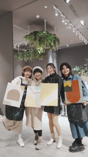 Crystal Yen Instagram - #crystalyenlife 
媽媽們的午後放風(´∀｀*)
療癒肌理畫🎨

現在什麼都想著楊桃色
黃色就黃色但我都要說是楊桃色(≧▽≦)
家裡留白的牆有東西掛嘍～

#Texture/ @musee_studioooo