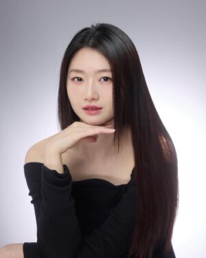 Crystal Yen Instagram - #crystalyenlife 
好久沒有來點自己
很喜歡最近的生活
滿滿的幸福與富足

很多人問帶嬰會不會覺得少了自己
我完全不會
反而覺得原來自己有這樣的面向跟感受
而且更享受這樣的生活
快樂到有點瘋狂的地步？

結果照片分享了自己
文字還是脫離不了🌞🍑
嘻嘻

Photographer/ @axkuan 
Makeup & hair/ @vangela