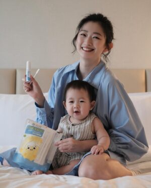 Crystal Yen Instagram - #crystalyenlife 
時間咻一下的小楊桃已經八個月了！最近看他面臨長牙的不適，像個小鯊魚一樣到處咬啊咬꒰(つ´Ⱉ`)꒱連爹地媽咪的手也不放過～

為了減緩他的不舒服，我們做了一些功課，像是把固齒器冰起來，讓他啃起來冰冰涼涼的，希望可以舒緩腫脹的牙齦，或是在做口腔清潔時幫他用紗布巾稍微按摩一下牙齦，讓他感覺舒服一點～但最近清潔口腔都像打仗一樣，一直被小鯊魚咬手！就算牙齒還沒長出來，牙齦也是很有力！咬了還是會痛(ᯅ̈ )

還好我發現一個神秘法寶！就是歐克威爾的口腔清潔棉棒( ੭˙ᗜ˙)੭再也不怕被咬手！而且方便又乾淨！畢竟還是要把手伸進去小楊桃的嘴巴裡，我以前除了洗手還會再戴上手套再用紗布巾去清潔口腔（當媽媽後潔癖很嚴重），現在直接一根口腔清潔棉棒就搞定！最讚的是每根都是滅菌的獨立包裝，連要外出都很方便攜帶～使用無毒性泡綿、無黏膠、無漂白劑，可以安心的清潔寶貝的舌苔、奶垢、按摩牙齦～我還會搭配歐克威爾的兒童護齒噴霧，他沒有添加任何有害的化學添加物、防腐劑、酒精、薄荷及三氯沙等有害化學成分，溫和不刺激超安心！獨家專利 P113 抗菌胜肽，源自人體口腔天然分泌的免疫蛋白，安全溫和，可對抗 40種細菌，能保留好菌，淘汰壞菌，守護寶寶口腔微生態⸝⸝⸝♡︎

希望小楊桃的長牙之路可以順順利利不要太不舒服！爹地媽咪會守護好你的口腔保健·͜·

@oh_care.tw 

#ohcare歐克威爾  #最溫柔的抗菌專家 #p113抗菌胜肽