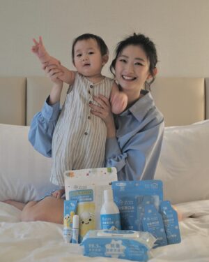 Crystal Yen Instagram - #crystalyenlife 
時間咻一下的小楊桃已經八個月了！最近看他面臨長牙的不適，像個小鯊魚一樣到處咬啊咬꒰(つ´Ⱉ`)꒱連爹地媽咪的手也不放過～

為了減緩他的不舒服，我們做了一些功課，像是把固齒器冰起來，讓他啃起來冰冰涼涼的，希望可以舒緩腫脹的牙齦，或是在做口腔清潔時幫他用紗布巾稍微按摩一下牙齦，讓他感覺舒服一點～但最近清潔口腔都像打仗一樣，一直被小鯊魚咬手！就算牙齒還沒長出來，牙齦也是很有力！咬了還是會痛(ᯅ̈ )

還好我發現一個神秘法寶！就是歐克威爾的口腔清潔棉棒( ੭˙ᗜ˙)੭再也不怕被咬手！而且方便又乾淨！畢竟還是要把手伸進去小楊桃的嘴巴裡，我以前除了洗手還會再戴上手套再用紗布巾去清潔口腔（當媽媽後潔癖很嚴重），現在直接一根口腔清潔棉棒就搞定！最讚的是每根都是滅菌的獨立包裝，連要外出都很方便攜帶～使用無毒性泡綿、無黏膠、無漂白劑，可以安心的清潔寶貝的舌苔、奶垢、按摩牙齦～我還會搭配歐克威爾的兒童護齒噴霧，他沒有添加任何有害的化學添加物、防腐劑、酒精、薄荷及三氯沙等有害化學成分，溫和不刺激超安心！獨家專利 P113 抗菌胜肽，源自人體口腔天然分泌的免疫蛋白，安全溫和，可對抗 40種細菌，能保留好菌，淘汰壞菌，守護寶寶口腔微生態⸝⸝⸝♡︎

希望小楊桃的長牙之路可以順順利利不要太不舒服！爹地媽咪會守護好你的口腔保健·͜·

@oh_care.tw 

#ohcare歐克威爾  #最溫柔的抗菌專家 #p113抗菌胜肽
