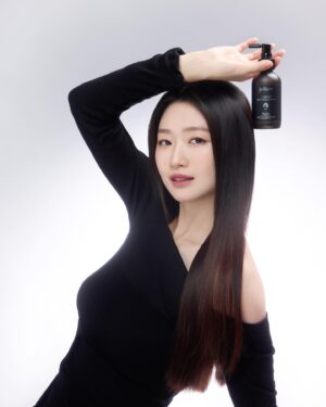 Crystal Yen Instagram - #crystalyenlife 
看不出來我才生完小孩不到一年吧(´∀｀*)

懷孕期間的毛髮真的超級強韌，連洗頭梳頭都很少看到地上有頭髮！一直到了卸貨後，最近常常發現很多斷裂頭髮，真的會讓人很緊張( ꒪Д꒪)ノ

上次到「覺亞」專門店上體驗了他們的五星級專業頭皮養護與檢測服務。他們是主打個人化的品牌，有六大解決對策，面對各種頭皮狀況，像是油頭、皮屑都可以在這找到你適合的產品！

當天檢測後才知道原來就算是已經天天洗頭了，髮根的地方還是有一些油脂堆積…以及我的頭皮過於乾燥，毛髮養份不足、變細等問題( ºﾛº)

根據檢測結果，他們推薦了我這套完全個人化的髮肌養護方案。

首先，甘草次酸角質淨化液作為我頭皮的第一步護理，他可以清除老廢固態油脂，幫助後續養份吸收，而且非磨砂質地不僅不傷害染燙後脆弱的頭皮肌膚，還讓我的頭髮看起來蓬鬆亮麗、穩定頭皮膚況。

而希沛絲蘊髮洗髮精（乾性）則可以強健髮根、溫和清潔並給予充足保濕滋潤，保持頭皮水潤不乾燥。它含有沒藥精油，可提升頭皮滋潤度，用了馬上有感～而且草本香氣很高雅又新清(´∀｀*)

最後，希沛絲蘊髮養髮液（乾性）是我每天早晚都使用的必備品！因為乾燥頭皮需要滋養，就像頭皮神仙水，是頭皮的精華液讓保養延長到24HR，隨時都可以補充！它有效地活絡強化髮根，使頭皮恢復原生之美～

「覺亞」的頭皮護理系列超適合剛生完小孩的我～我也推薦給最愛護頭髮的孟霖( ⑉¯ ꇴ ¯⑉ )品牌個人化的養髮對策，不同頭皮屬性都可以找到自己適合的商品，所以也推薦給所有想要好好保養頭皮的你/妳～

限時專案.ᐟ.ᐟ
juliArt覺亞女人節到5/30前指定款洗髮精與養髮液明星組，另有超值滿額重送～加入官網與LINE都還送購物金喲(´∀｀*)
 
母親節活動頁LINK
https://bit.ly/49cUctC

@juliarttw

#juliArt專業髮肌保養領導品牌 #使每個人成為自己的經典 #juliArt #專業髮肌保養領導品牌 #覺亞