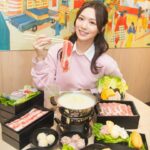 Crystal Fung Instagram - 大家樂 X 百福®️ 豆乳美人鍋：秋天嘅養顏美肌秘密武器🍲💖 秋天嚟喇，天氣開始轉涼，打邊爐嘅季節又到喇！ 之前我同大家分享過點樣可以邊食火鍋邊保持身形。最近我又揾到一款好味而且有益健康，仲可以養顏美肌嘅火鍋——「大家樂 X 百福®️ 豆乳美人鍋」。 呢個湯底係用香港新鮮製造嘅百福®️ 無添加糖鮮豆漿熬成，保留咗豆香滋味同100%濃滑口感，令食材更易掛汁，充滿濃郁嘅豆香。豆漿有豐富嘅植物性蛋白、維他命B、鈣同鐵等營養素，可以提升身體嘅免疫力。更重要嘅係，豆漿含有異黃酮，可以幫助促進皮膚健康，達到美膚養顏嘅效果。😍 火鍋食材方面，我特別推薦佢哋嘅美國穀飼牛同丹麥豚肉。呢啲都係優質嘅蛋白質來源，含有人體需要嘅氨基酸，可以幫助身體修復同建立肌肉。💪🏻 當然，佢哋都有配搭多款蔬菜，咁你就可以一邊享受火鍋，一邊又唔會食得太肥膩。 佢哋仲可以加配超過10款特色堅料，例如黃金魚肉蝦滑同手工豬肉丸，每次我都一定會揀！ 「大家樂 X 百福®️ 豆乳美人鍋」唔單止好味，仲美肌與養顏兼備，真係一款秋冬健康美饌之選。💖 #CafedeCoral #CafedeCoralhk #大家樂 #大家樂x百福豆乳美人鍋 #百福 #美肌 #養顏 #打堅爐 #美國穀飼牛 #丹麥豚肉 #有大家就有大家樂 #Club100 @cafedecoralhk