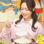 Crystal Fung Instagram - 大家樂 X 百福®️ 豆乳美人鍋：秋天嘅養顏美肌秘密武器🍲💖 秋天嚟喇，天氣開始轉涼，打邊爐嘅季節又到喇！ 之前我同大家分享過點樣可以邊食火鍋邊保持身形。最近我又揾到一款好味而且有益健康，仲可以養顏美肌嘅火鍋——「大家樂 X 百福®️ 豆乳美人鍋」。 呢個湯底係用香港新鮮製造嘅百福®️ 無添加糖鮮豆漿熬成，保留咗豆香滋味同100%濃滑口感，令食材更易掛汁，充滿濃郁嘅豆香。豆漿有豐富嘅植物性蛋白、維他命B、鈣同鐵等營養素，可以提升身體嘅免疫力。更重要嘅係，豆漿含有異黃酮，可以幫助促進皮膚健康，達到美膚養顏嘅效果。😍 火鍋食材方面，我特別推薦佢哋嘅美國穀飼牛同丹麥豚肉。呢啲都係優質嘅蛋白質來源，含有人體需要嘅氨基酸，可以幫助身體修復同建立肌肉。💪🏻 當然，佢哋都有配搭多款蔬菜，咁你就可以一邊享受火鍋，一邊又唔會食得太肥膩。 佢哋仲可以加配超過10款特色堅料，例如黃金魚肉蝦滑同手工豬肉丸，每次我都一定會揀！ 「大家樂 X 百福®️ 豆乳美人鍋」唔單止好味，仲美肌與養顏兼備，真係一款秋冬健康美饌之選。💖 #CafedeCoral #CafedeCoralhk #大家樂 #大家樂x百福豆乳美人鍋 #百福 #美肌 #養顏 #打堅爐 #美國穀飼牛 #丹麥豚肉 #有大家就有大家樂 #Club100 @cafedecoralhk