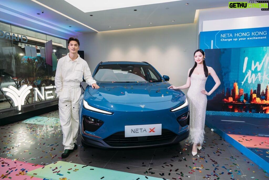 Crystal Fung Instagram - 恭喜「NETA Hong Kong 全新旗艦陳列室」正式開幕！ 好榮幸參與高科技新能源汽車NETA 同大昌行汽車的開幕典禮 車一直對我來説都是生活必需品， 每次一個人開車，都係我放鬆的 Me Time。 而 NETA 電車更是一步到位的選擇，既環保又舒適。 #NETA X —— 代表未知，未來，科技 冰川藍顔色同車身線條更令我著迷。 NETA X 首展價錢喺一換一計劃下只係 $229,800起 NETA AYA 價錢更心動，$160,377起 一起探索 NETA 全新旗艦陳列室，感受其科技創新魅力。 而NETA 將會係6月1日及2日將全新型號帶到 「NETA - Electrifying the Way Forward」大埔超級城車展，令更多人可以零距離一睹其真身 #NETAHongKong #DCHMotors #IWillMakeIt @netahongkong