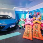 Crystal Fung Instagram - 恭喜「NETA Hong Kong 全新旗艦陳列室」正式開幕！ 好榮幸參與高科技新能源汽車NETA 同大昌行汽車的開幕典禮 車一直對我來説都是生活必需品， 每次一個人開車，都係我放鬆的 Me Time。 而 NETA 電車更是一步到位的選擇，既環保又舒適。 #NETA X —— 代表未知，未來，科技 冰川藍顔色同車身線條更令我著迷。 NETA X 首展價錢喺一換一計劃下只係 $229,800起 NETA AYA 價錢更心動，$160,377起 一起探索 NETA 全新旗艦陳列室，感受其科技創新魅力。 而NETA 將會係6月1日及2日將全新型號帶到 「NETA - Electrifying the Way Forward」大埔超級城車展，令更多人可以零距離一睹其真身 #NETAHongKong #DCHMotors #IWillMakeIt @netahongkong